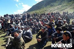 Митингующие киргизы сорвали галстук с губернатора